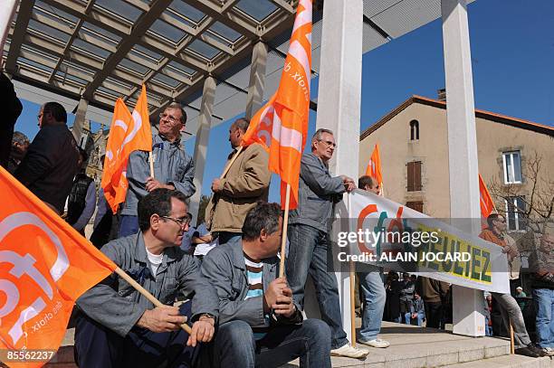 Des employés de l'équipementier automobile Heuliez écoutent leurs délégués syndicaux, le 23 Mars 2009 à Cerizay, à l'issue d'un comité d'entreprise...