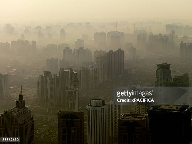 hazy polluted skies over shanghai. - luftverschmutzung stock-fotos und bilder