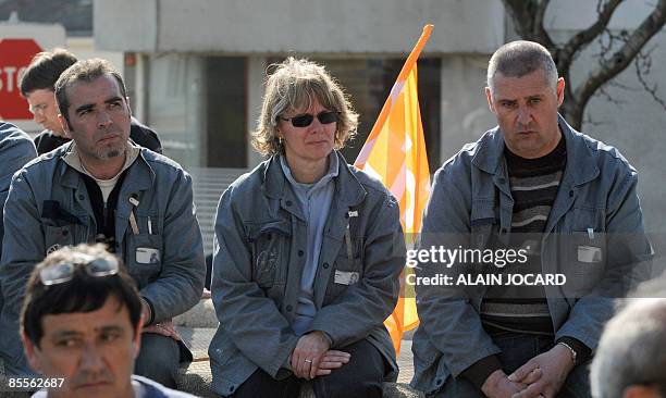 Des employés de l'équipementier automobile Heuliez écoutent leurs délégués syndicaux, le 23 Mars 2009 à Cerizay, à l'issue d'un comité d'entreprise...