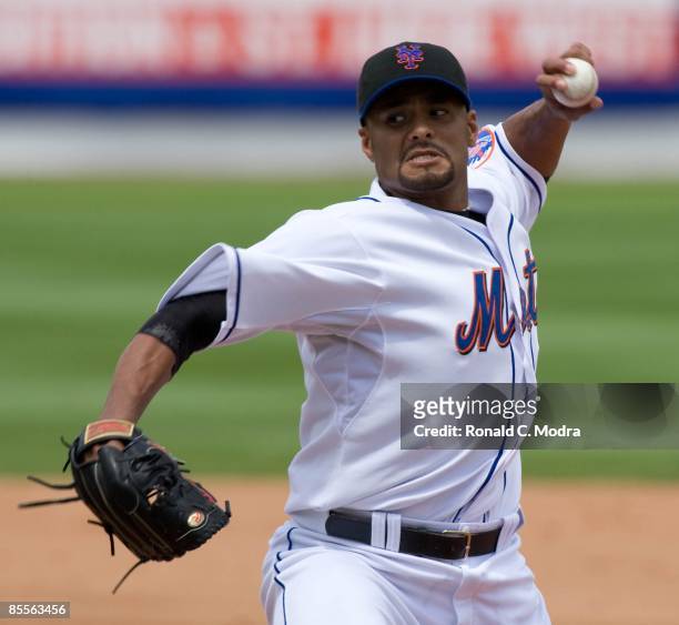 Pitcher Johan Santana of the New York Mets pitches during a spring training game against the Atlanta Braves at Tradition Field on March 22, 2009 in...
