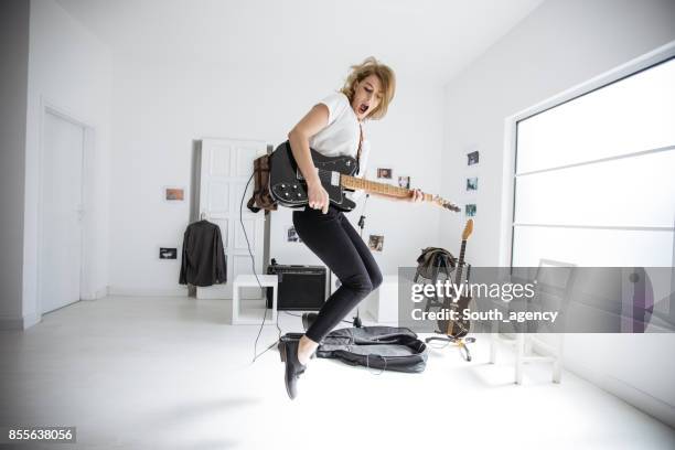 bella ragazza con chitarra - girls modern room foto e immagini stock