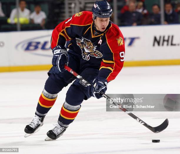 Stephen Weiss of the Florida Panthers skates with the puck against the Toronto Maple Leafs at the Bank Atlantic Center on March 19, 2009 in Sunrise,...