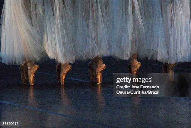 ballet dancers on toe - ballerina feet stockfoto's en -beelden