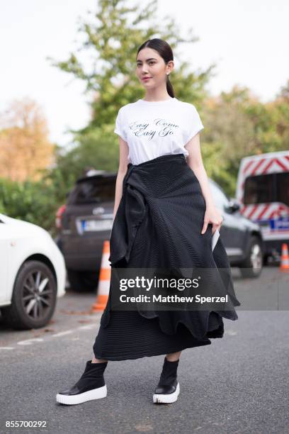 Davika Mai Hoorne is seen attending Issey Miyake during Paris Fashion Week wearing Issey Miyake on September 29, 2017 in Paris, France.