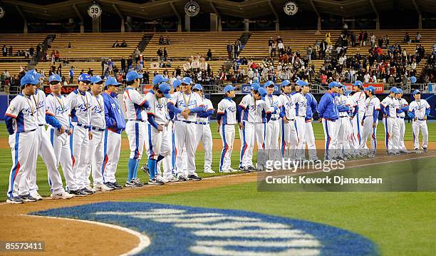 Tema Korea line-up to receive their silver medals in the 2009 World Baseball Classic against Japan on March 23, 2009 at Dodger Stadium in Los...