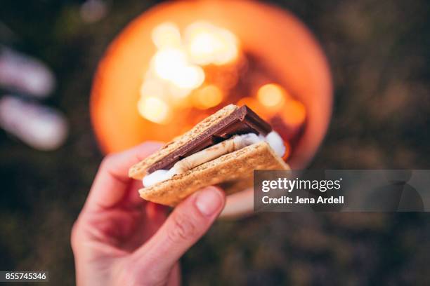 first person perspective smore - smore stock-fotos und bilder