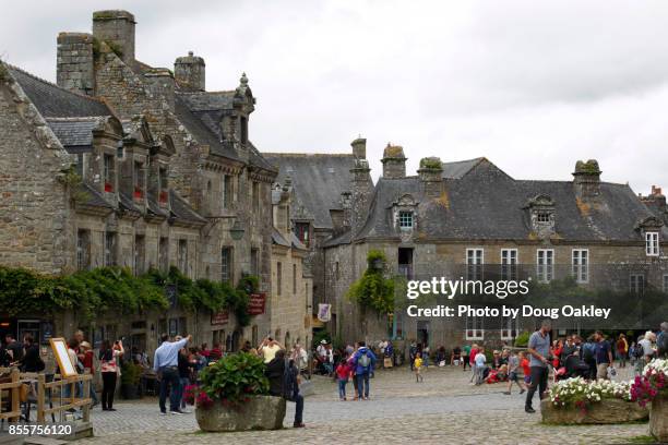 town square of locronan - locronan stock-fotos und bilder