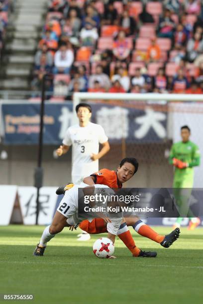 Junya Tanaka of Vissel Kobe and Ryota Isomura of Albirex Niigata compete for the ball during the J.League J1 match between Albirex Niigata and Vissel...