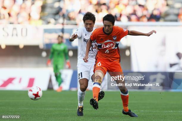 Ryota Isomura of Albirex Niigata controls the ball under pressure of Junya Tanaka of Vissel Kobe during the J.League J1 match between Albirex Niigata...