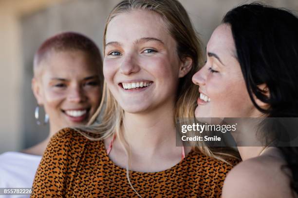 three young women smiling - female 18 21 blonde blue eyes stock-fotos und bilder