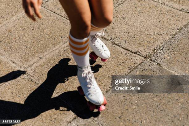 legs of a girl roller skating - roller skating - fotografias e filmes do acervo