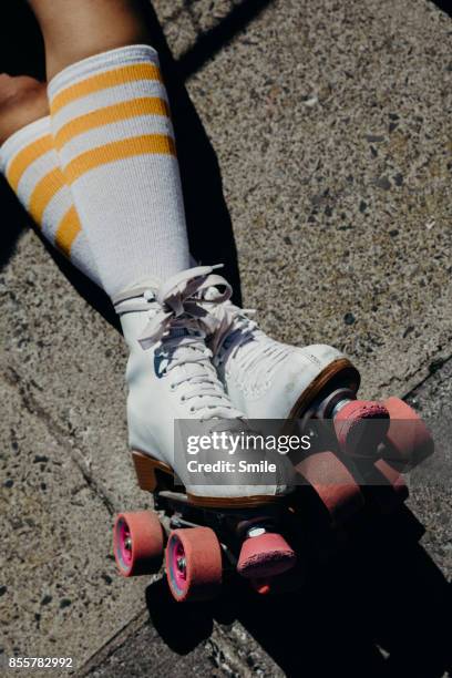 legs with rollerskates - rolschaatsen schaats stockfoto's en -beelden