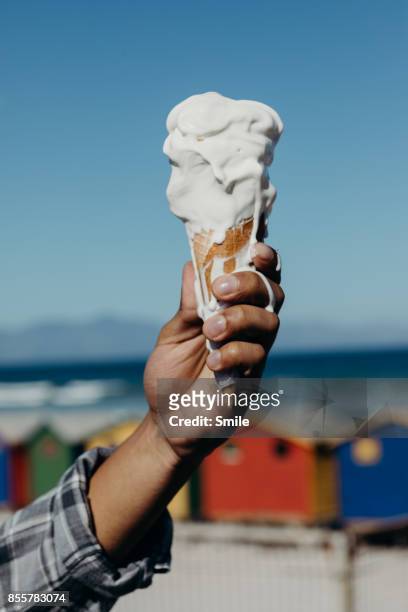 ice-cream melting on a hand - barquilla de helado fotografías e imágenes de stock