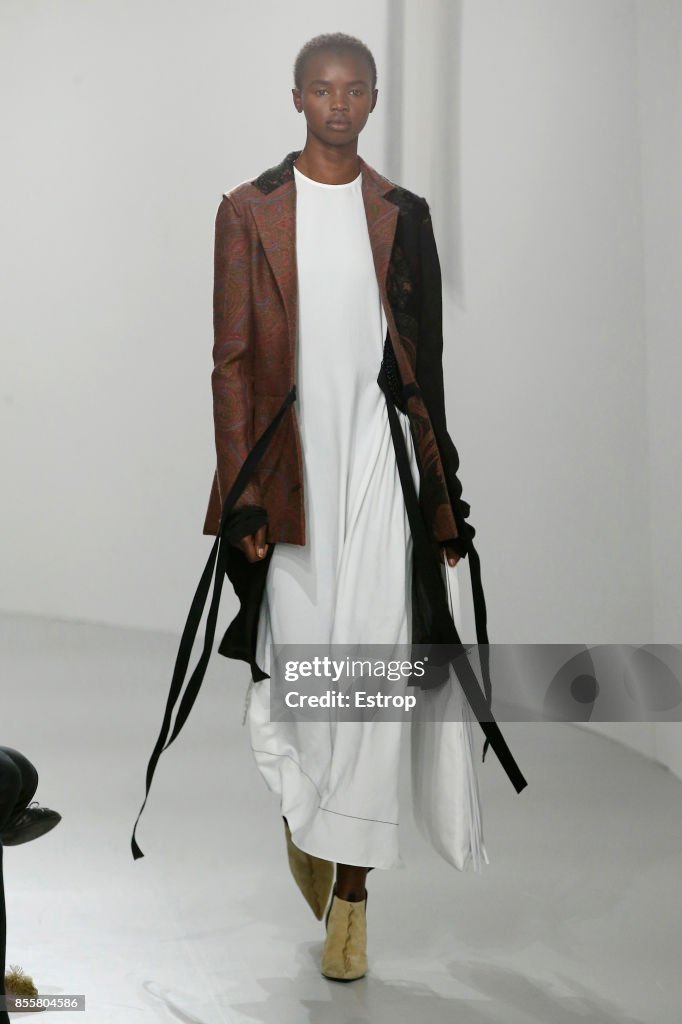 Loewe : Runway - Paris Fashion Week Womenswear Spring/Summer 2018