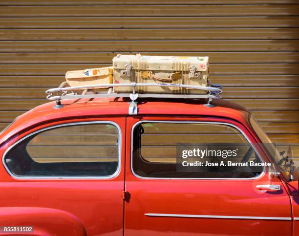 close-up of suitcases on car trunk, ancient car loaded with ancient suitcases of leather. valencia, spain - suitcase close stock-fotos und bilder