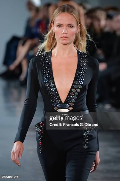 Natasha Poly walks the runway during the Mugler show as part of the Paris Fashion Week Womenswear Spring/Summer 2018 on September 30, 2017 in Paris,...