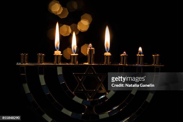 hanukkah menorah with candles - menorah fotografías e imágenes de stock