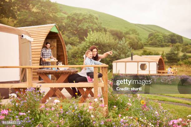 glamping-urlaub in wales - rundzelt stock-fotos und bilder