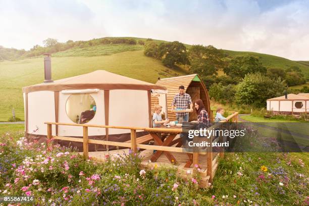lunch for glamping family - tenda redonda imagens e fotografias de stock