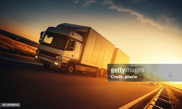 transporte de carga pesada en la carretera - food distribution fotografías e imágenes de stock