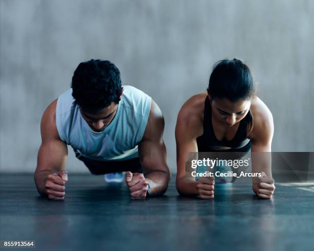 ja het pijn maar we doen wat nodig is - plank exercise stockfoto's en -beelden