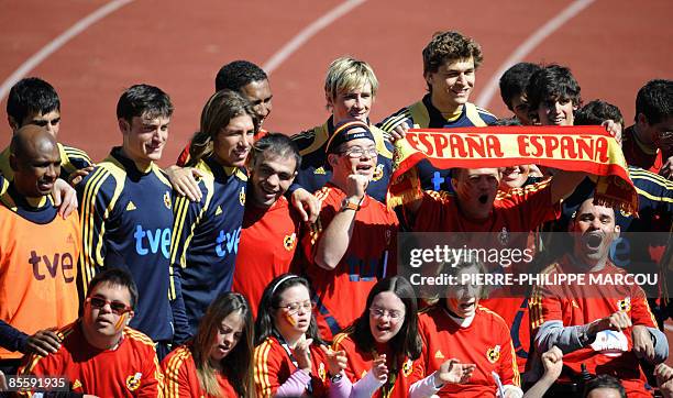 Spanish fooball players pose with disabled children during a training session in Las Rozas on March 25, 2009. Spain will play a FIFA World Cup South...