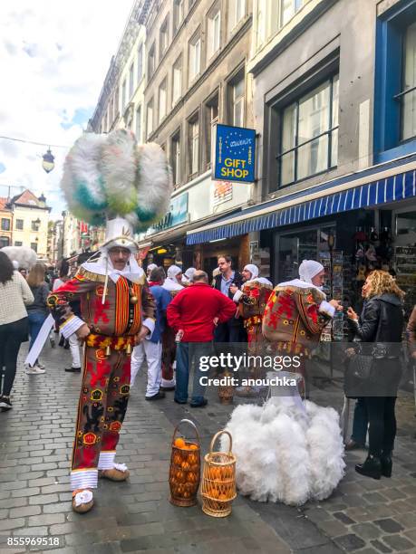 gilles binche, clown-ähnliche personnages ulica brüssel, belgien - national day of belgium 2017 stock-fotos und bilder