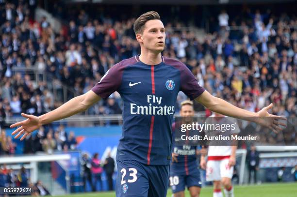 Julian Draxler of Paris Saint-Germain reacts after scoring during the Ligue 1 match between Paris Saint Germain and FC Girondins de Bordeaux at Parc...