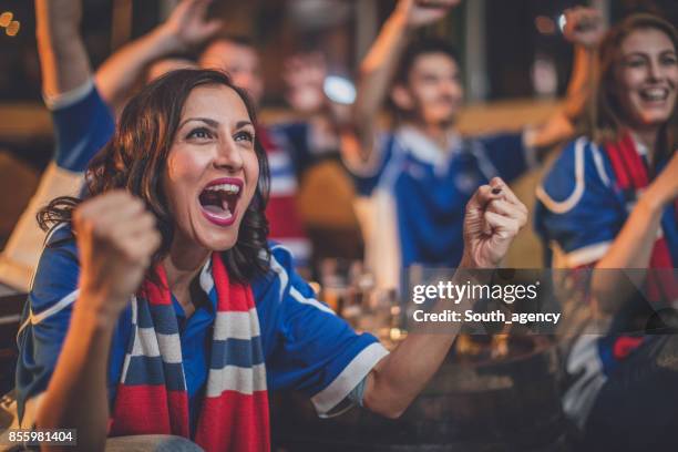 heureux pour notre équipe - écharpe supporter photos et images de collection