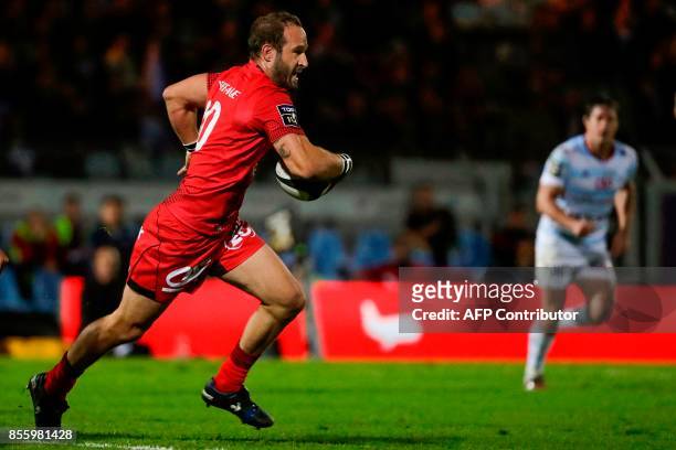Lyon's French fly-half Frederic Michalak runs with the ball during the French Top 14 rugby union match between Racing Metro 92 and Lyon Olympique...