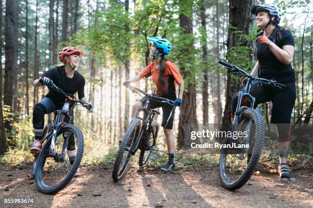 team di mountain bike femminile - andare in mountain bike foto e immagini stock