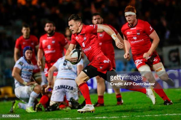 Lyon's New Zealander winger Toby Arnold runs with the ball during the French Top 14 rugby union match between Racing Metro 92 and Lyon Olympique...
