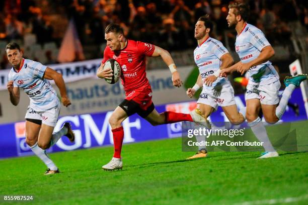 Lyon's New Zealander winger Toby Arnold runs to score a try during the French Top 14 rugby union match between Racing Metro 92 and Lyon Olympique...