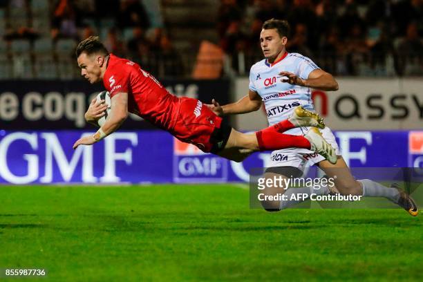 Lyon's New Zealander winger Toby Arnold scores a try during the French Top 14 rugby union match between Racing Metro 92 and Lyon Olympique...