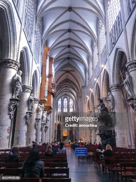 catedral de st. michael y st gudula, bruselas, bélgica - cathedral of st michael and st gudula fotografías e imágenes de stock