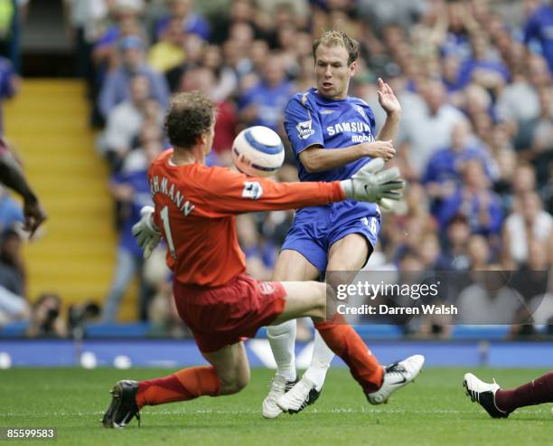 Chelsea player Arjen Robben goes close with this shot past Arsenal Goalkeeper Jens Lehmann