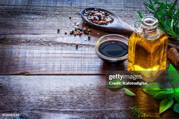 smaakstof: olie en azijn op rustieke houten tafel - vinegar stockfoto's en -beelden