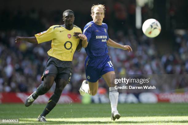 Arsenal's Kolo Toure battles with Chelsea's Arjen Robben