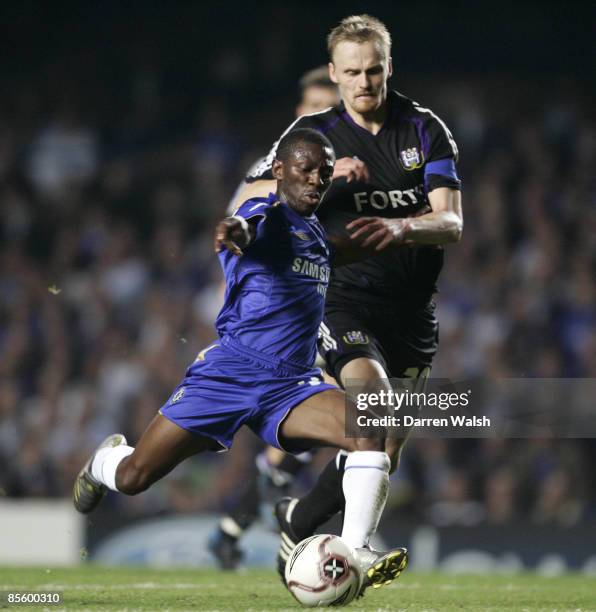 Chelsea's Shaun Wright Phillips and Anderlecht's Hannu Tihinen battle for the ball