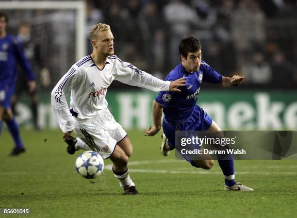 Chelsea's Joe Cole and Anderlecht's Olivier Deschacht