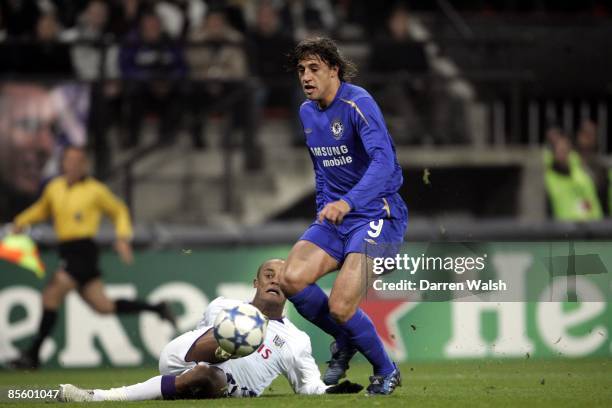 Chelsea's Hernan Crespo and Anderlecht's Vincent Kompany