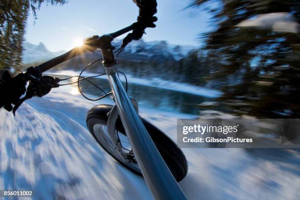 der lenker blick eines mannes auf eine winter-fat-bike fahren in den rocky mountains in alberta, kanada. - fahrradlenker stock-fotos und bilder