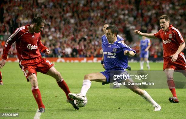 CHelsea's Joe Cole and Liverpool's Jamie Carragher battle for the ball