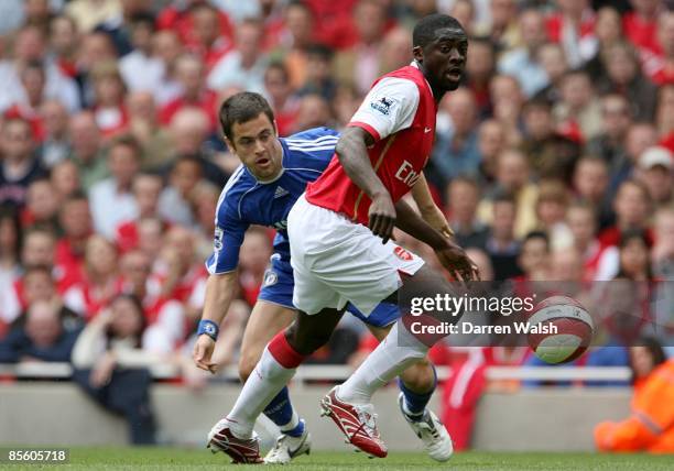 Arsenal's Kolo Toure and Chelsea's Joe Cole battle for the ball