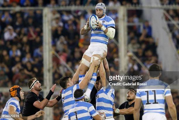 Juan Manuel Leguizamon of Argentina wins a lineout ball during a match between Argentina and New Zealand as part of Rugby Championship 2017 at Jose...