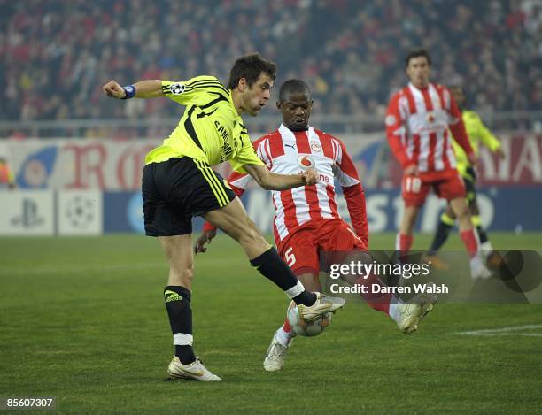 Chelsea's Joe Cole and Olympiacos' Santos Julio Cesar battle for the ball