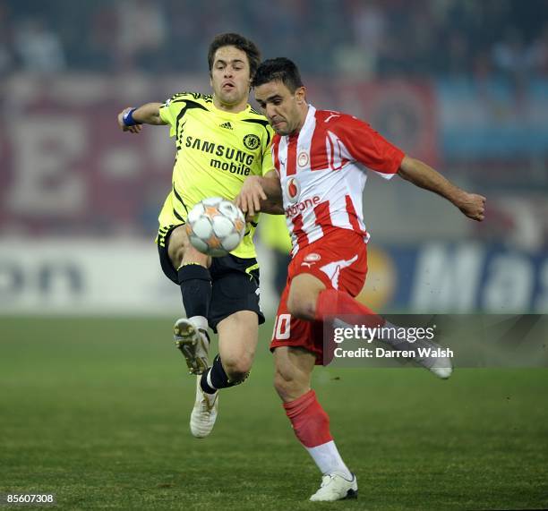 Chelsea's Joe Cole and Olympiakos' Anastasios Pantos battle for the ball