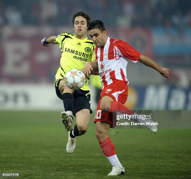 Chelsea's Joe Cole and Olympiakos' Anastasios Pantos battle for the ball