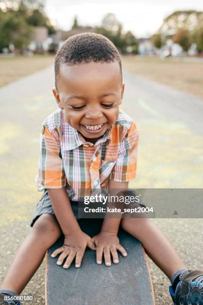 lachen kleinkinder - black toddler boy stock-fotos und bilder