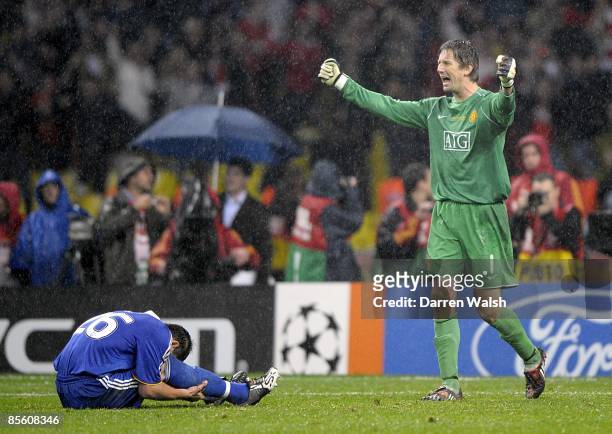 Manchester United's goalkeeper Edwin Van der Sar celebrates after Chelsea's John Terry sits dejected after slipping and misses his penalty